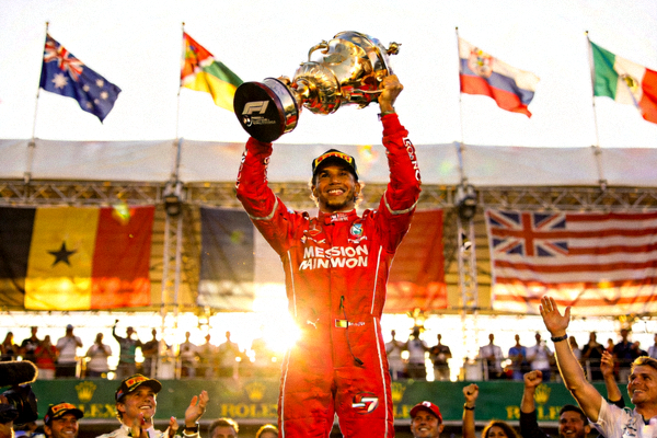 F1车手刘易斯·汉密尔顿在颁奖台庆祝