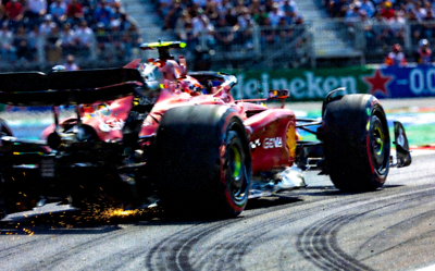 F1赛车在赛道上飞驰
